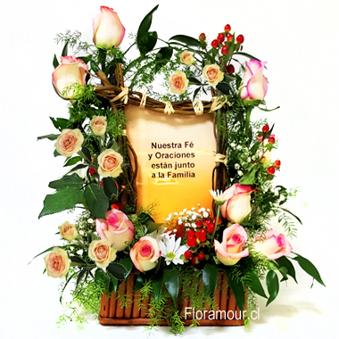 Acogedor y exclusivo arreglo rï¿½stico con rosas y flores de complemento. Contiene Imagen en cartulina enmarcada con ramas secas sobre base de mimbre. (Sï¿½lo Santiago) Favor indicar texto a imprimir o realice la orden por telï¿½fono si desea que agreguemos una fotografï¿½a.